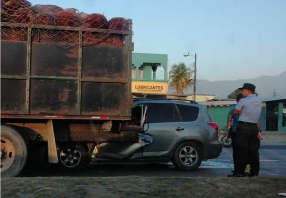 Choque entre camioneta y camión deja una persona muerta en el sector Satélite