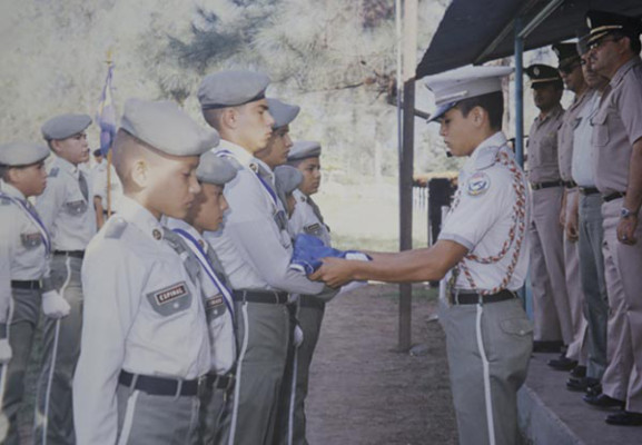 El álbum privado de la infancia y juventud de Juan Orlando Hernández