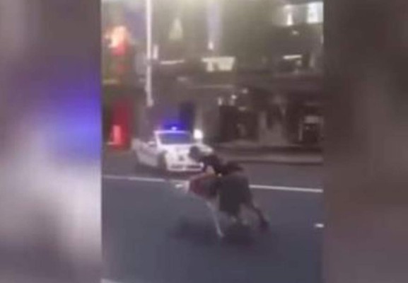 El hombre cuando salía del establecimiento con el carrito y era perseguido por las patrullas policiales. Foto YouTube.