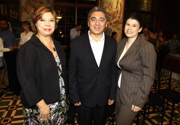 Mariela Guzmán, José Hurtado y Desirée Amánn.