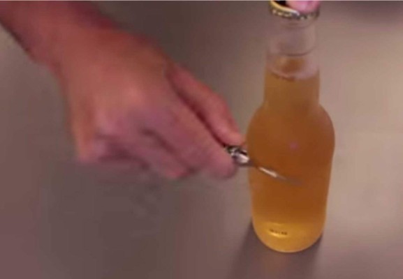 El siguiente video te enseñará a congelar un cerveza con un solo golpe. Foto YouTube.