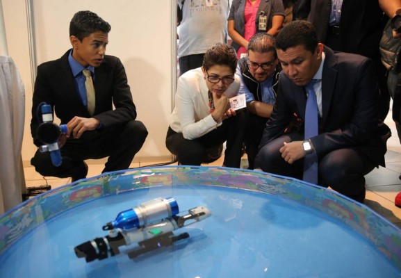 Invento de Javier Cáceres electrocuta larvas de zancudos