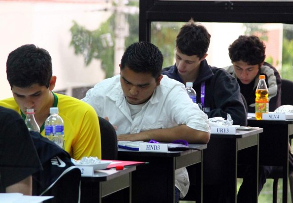 Víctor, el sampedrano de mente brillante en matemáticas