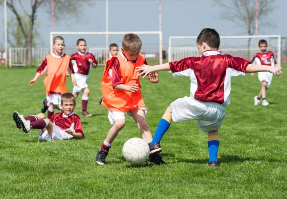 Cómo prevenir lesiones en los niños al jugar fútbol