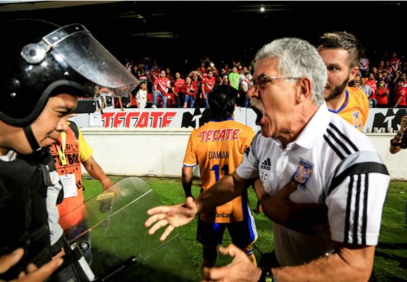 El enfado de 'Tuca' Ferretti por agresión que sufrió la afición de Tigres en Veracruz