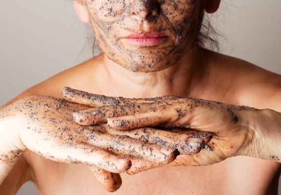 Exfoliantes con azúcar y productos naturales