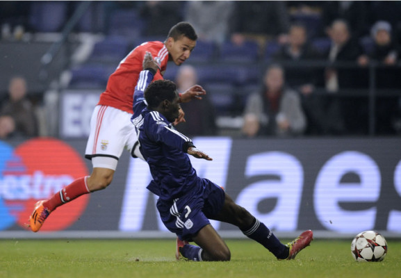 Benfica supera en el final al Anderlecht y sigue en la lucha