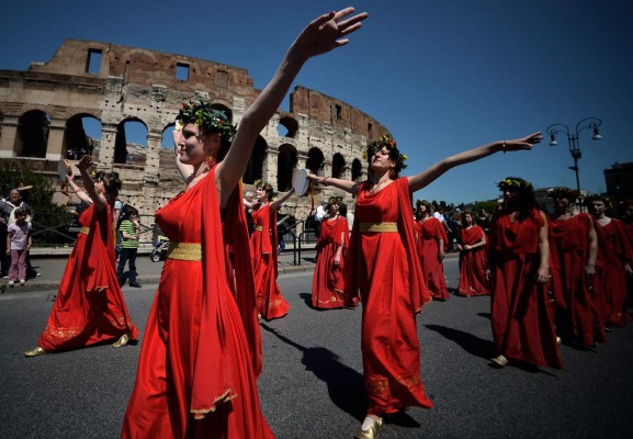 Miles de personas celebran el 2,767 aniversario de Roma