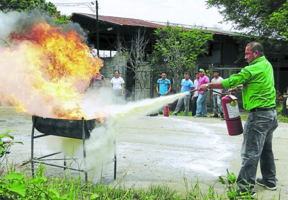 Bomberos orientan a trabajadores para prevenir incendios
