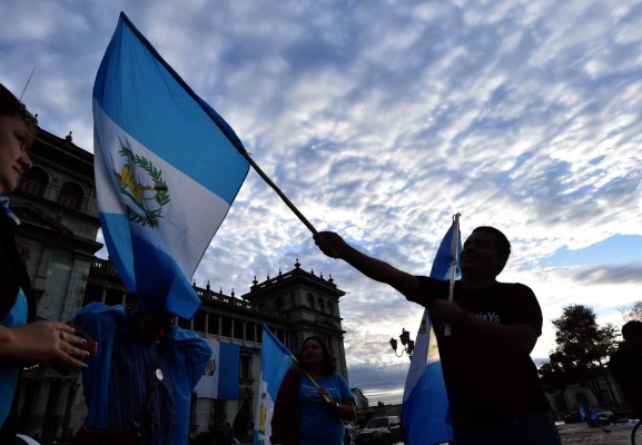 Guatemaltecos celebran renuncia de Pérez Molina