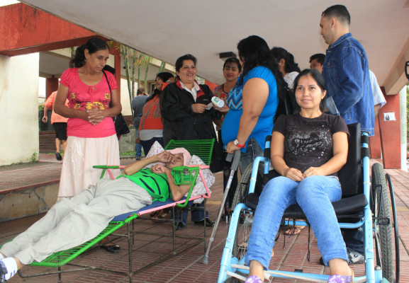 Enfermos de esclerosis siguen sin medicinas
