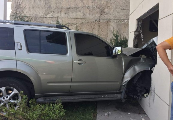 Video: Dos empleadas de un café son embestidas por carro; ¡se salvan de milagro!