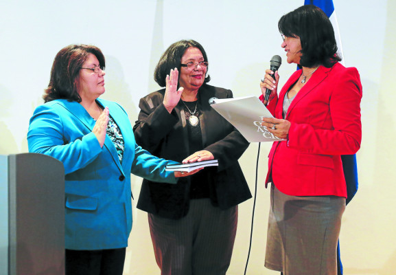 Julieta Castellanos asume con llamado a los docentes