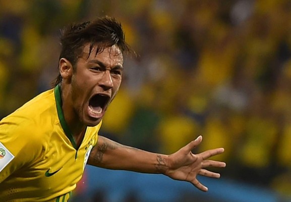 Neymar y un penal inexistente alivian el estreno de Brasil