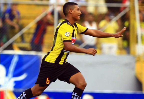 Real España le pasó por encima al Motagua y le arrebató el liderato