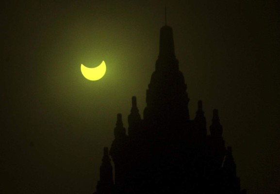 Eclipse que inició el miércoles y acabó un día antes asombra a Indonesia