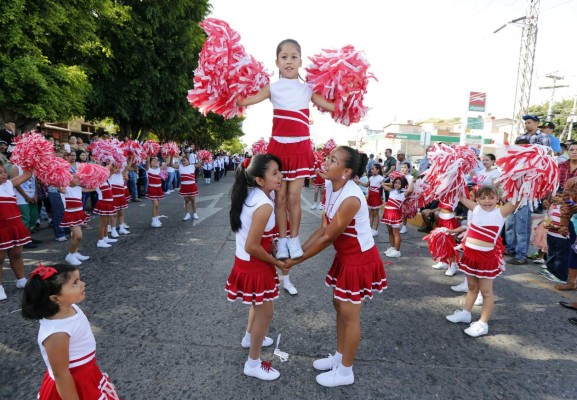 Derroche de civismo en desfile de 324 escuelas de Tegucigalpa