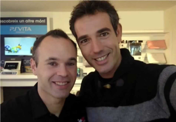 Video: Iniesta, dependiente por un día en Sony Store Barcelona