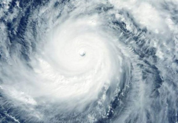 Huracán Linda se fortalece y amenaza las costas de México