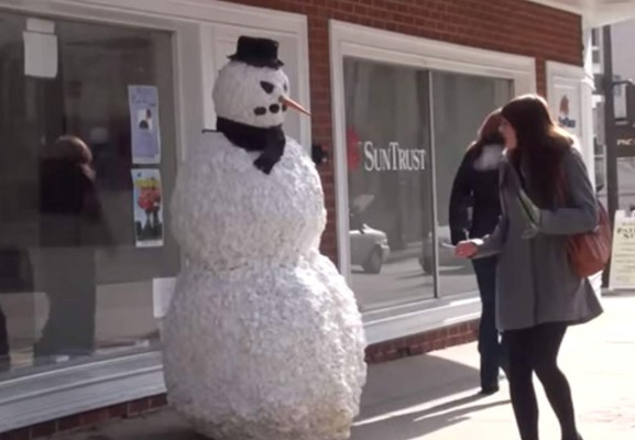 En el video se observa a un hombre disfrazado como uno de estos muñecos y moverse repentinamente cuando pasa alguien distraído. Foto YouTube.