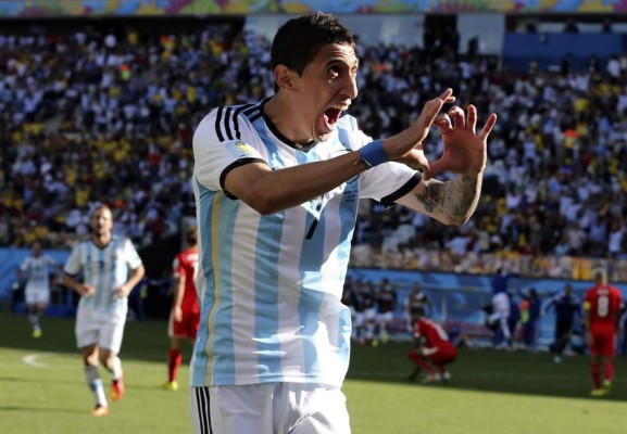 Di María se viste de Ángel y lleva a Argentina a cuartos
