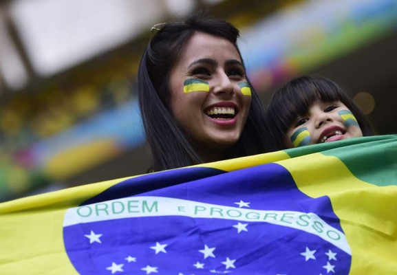 Ellas roban las miradas en partidos de México, Brasil y Chile