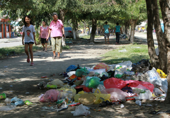 Solo dos camiones de 60 recogen la basura en la capital industrial
