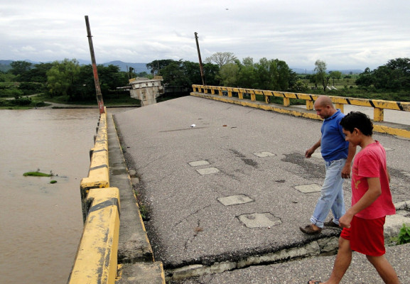 Alcaldes exigen a diputados legislar por obras en Yoro