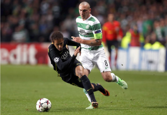 Capitán del Celtic suspendido tres partidos por agredir a Neymar