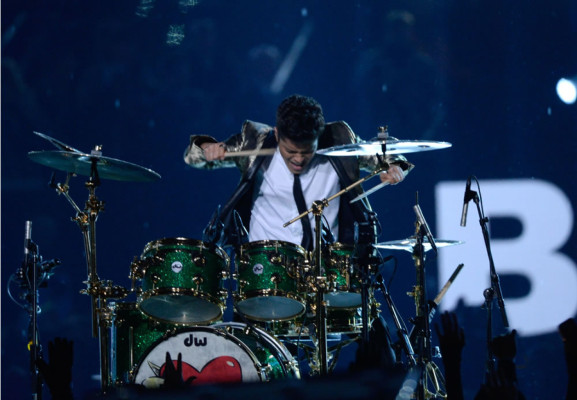 Espectáculo de Bruno Mars opacado por fuegos artificiales