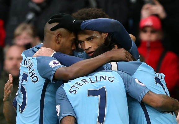 El Manchester City gana en Sunderland y amenaza al Chelsea