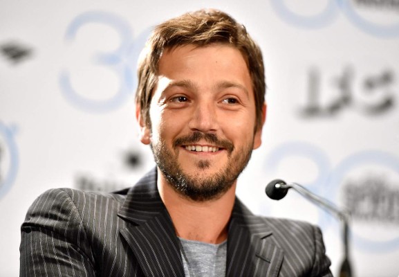 Diego Luna tiene romance con dos mujeres 