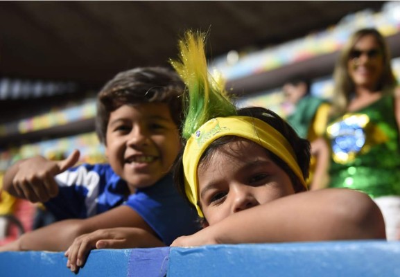 Hinchas brasileños abuchean a Scolari y aplauden a David Luiz