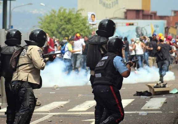 Opositores marchan en Venezuela en recuerdo a los fallecidos hace un año