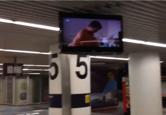 Un aeropuerto proyecta por accidente porno en sus pantallas
