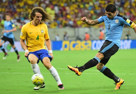 Uruguay le arrancó un empate a Brasil en el regreso de Suárez