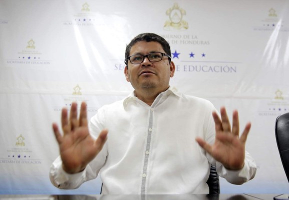 Querellan por difamación al secretario de educación Marlon Escoto