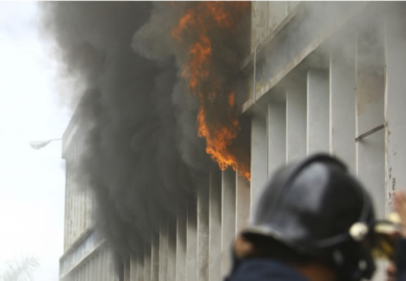 Llamas consumen facultad de Química en la Unah