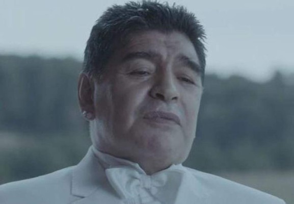 Video: Maradona personifica a Dios en polémico comercial