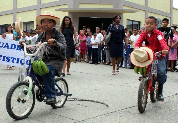 Los niños de Honduras lucen sus mejores galas en los desfiles patrios