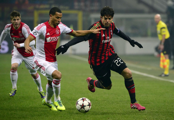 Milan accede a octavos tras resistir con diez ante el Ajax