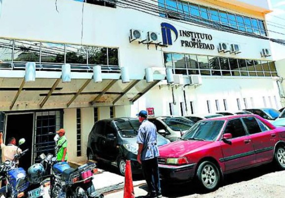 Remiten a los Cobras a exempleados del Instituto de la Propiedad