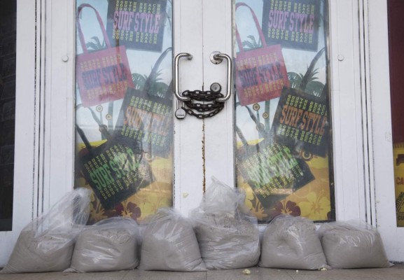 Florida se prepara para embestida frontal de Irma