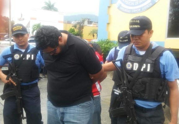 Detienen a jóvenes por fraude contra empresa de call center