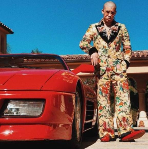Aparte de la ropa de marca, Bad Bunny alucina sus carros y objetos más caros en Instagram.