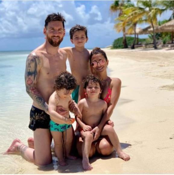 En una linda postal familiar aparecen Leo y su esposa junto a sus tres hijos, Thiago, Mateo y Ciro, en una espectacular playa de turquesas aguas del mar Caribe.<br/><br/><br/>