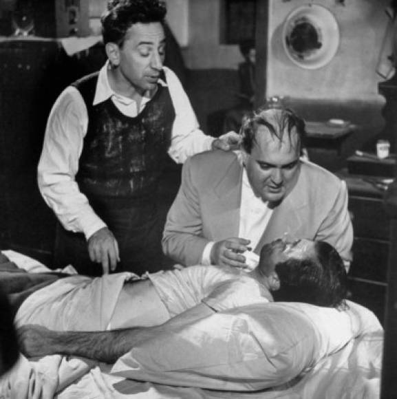Panic in the Streets (1950)<br/>Rotten Tomatoes 96% / IMDb 7.3/10<br/>Donde ver: Amazon Prime Video<br/><br/>Director: Elia Kazan<br/>Un par de hombres, un médico y un policía, debe evitar que se propague una peste neumónica, localizando a un asesino que está contagiado.<br/>