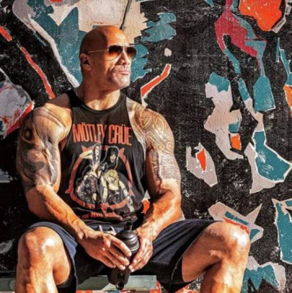 Actualmente 'The Rock' luce calvo, musculoso, con tatuajes y un aspecto que intimida a cualquiera.