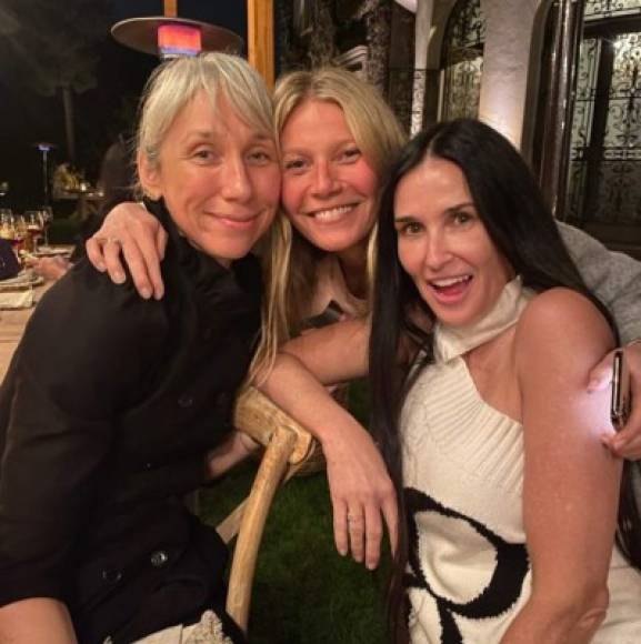 Este miércoles Paltrow se rodeó de algunas de sus amigas más famosas, entre las que se encontraban Kate Hudson, Demi Moore o <a href='https://www.laprensa.hn/fotogalerias/farandula/1332861-411/keanu-reeves-quien-es-novia-alexandra-grant-fotos' style='color:red;text-decoration:underline' target='_blank'>Alexandra Grant (novia de Keanu Reeves).</a><br/>