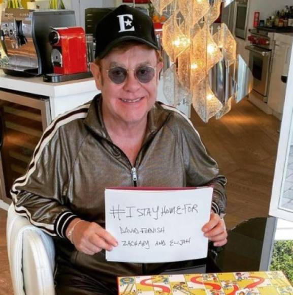 Elton John <br/>El cantante británico aseguró que él se queda en casa por David Furnish, su esposo y 'nuestros muchachos'. 'Hay que quedarse dentro para detener la propagación del coronavirus. ¿Por quién te quedas en casa? E invitó a sus admiradores a que publiquen su propia foto #IStayHomeFor 'con un cartel como el mío' y etiquete a seis de sus amigos pidiéndoles que hagan lo mismo.